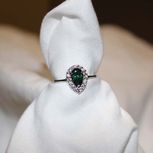 Emerald green teardrop silver ring - Picture 1 of 4